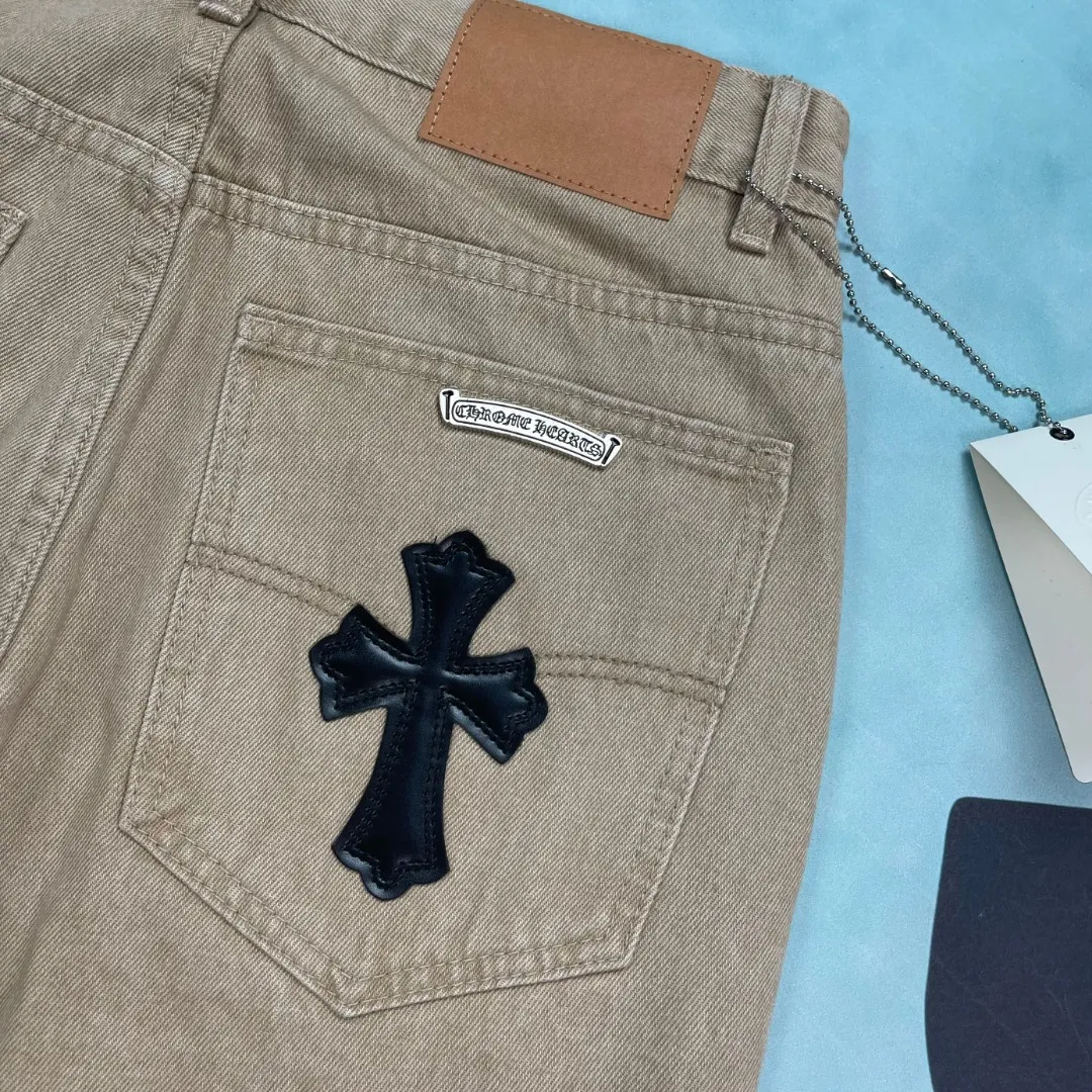 🅿️280 🔘Style No.-KL177 🔘Cro Heart𝐂𝐡𝐫𝐨𝐦𝐞 𝐇𝐞𝐚𝐫𝐭 25FW CH hardware rivets plain version khaki patchwork leather jeans* Limited edition, super rare! It uses Levi's 23301 base plate, and the fabric is yarn-densified thickened thick left twill denim, which is strong and textured. The cross pink leather plaque on it is so eye-catching, and the hardware is electroplated silver military pattern horseshoe buttons, which are exquisite and durable. The washing process took dozens of attempts to achieve such beautiful results. They are made with great care, one pair of pants takes a month, 23 pieces of leather are used, and the threads are hand-sewn and threaded. They are extremely perfect. And it’s the same style for men and women, so whoever wears it will look better! The matching suggestions are as follows: Dark Gothic style: Pair the upper body with a black lace see-through top, a black leather short jacket, black thick-soled Martin boots, and silver Gothic accessories, such as cross necklaces and bracelets, to complete the dark Gothic style. Street hip-hop style: Wear a loose white hooded sweatshirt, tuck the corner of the sweatshirt into your pants, pair it with a pair of colorful sneakers, such as Nike's AJ series, and wear a baseball cap of the same color, which is full of street hip-hop style. Cool and functional style: Wear a black quick-drying jacket inside, wear a multi-pocket functional jacket on the outside, carry a large-capacity functional bag, and wear a pair of tactical boots. You can easily achieve cool and functional style.  Size: S M L XL (28.30.32.34) Color: Khaki Black Khaki Pink